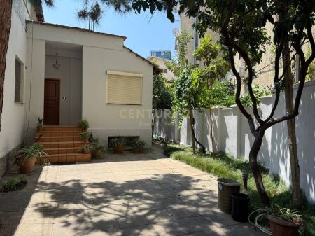 Offriamo in Affitto Casa Privata con Parcheggio e Cortile