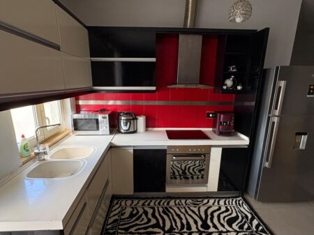 Jepet me qera Apartamenti 2+1, prane Shkolles se Baletit ( rruga Zonja Curre) 650 mije leke te vjetra