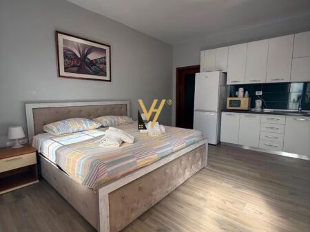 JEPET GARSONIERE 35 M2 ME QERA TE RRUGA E BARRIKADAVE 50.000 LEKE