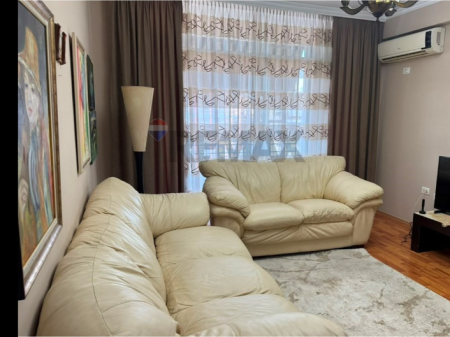 Apartament per shitje 2+1+2 tek Komune e Parisit