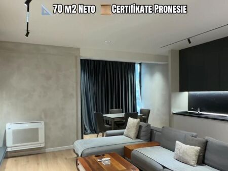 Shitet apartament 1+1 tek Komuna e Parisit , prane Lulishtes .