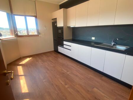 Jepet apartament 3+1+2 tek Ish Blloku , prane Abissnet .