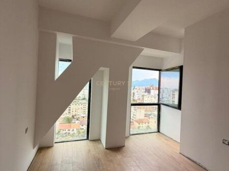 Shitet studio garsoniere tek Square 21 , Rruga e Kavajes , 21 Dhjetori , Kompleksi Delijorgji .