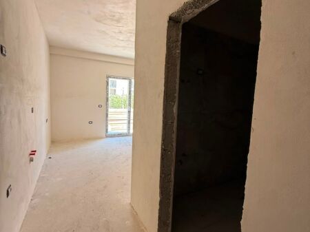 Shitet Garsoniere në Mali i Robit – Pamje Pishine, Pranë Detit