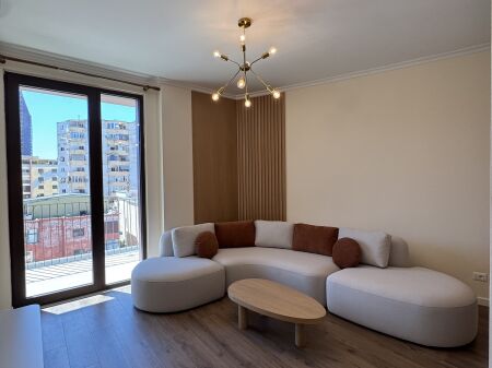 Jepet me qera apartament 2+1+2 +2 ballkone | Kompleksi Dinamo, Komuna e Parisit  Kati: 5 Sip: 96m2 neto Orientimi: Perendim Pallat i ri me ashensor  200.000 lek/muaj