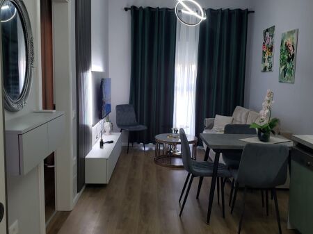 Jepet me qera apartament  1+1 + parking  Ali Dem tek Kompleksi Kadiu 2 Kati 2 ( e mobiluar)  Çmimi 45.000 lek