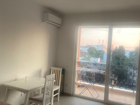 Rruga e Dibrës, pranë Ministrisë së Mbrojtjes, jepet me qira apartament 1+1+parkim, 500 Euro