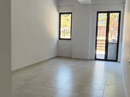 Apartment 1+1 + Veranda for Sale – Kodra e Diellit 📍 Located inside the Kodra e Diellit complex, at the extension of Kodra e Diellit 1. 📐 Gross area: 115 m² 📐 Net area: 97 m² 💶 Price: 170,000 € (1,478 €/m²) ✨ Details: ✔️ Typology 1+1 + veranda ✔️ Floor 0 ✔️ Sold empty ✔️ With ownership certificate (Registry) ✔️ Financing options with credit