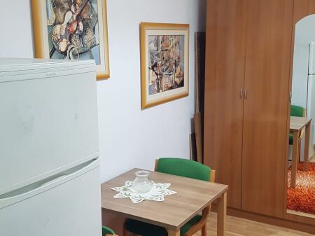 Jepet me qera Garsoniere , rruga e Dibres prane Klinikes Ortodokse  300 Mije leke