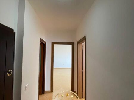 Affitto 2+1 con balcone spazioso Polizia • 25.000 lek netti  