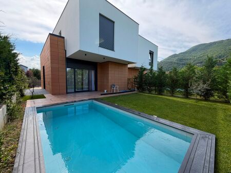Individual villa with swimming pool for rent in Mullet near TEG.  