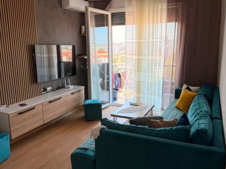 Appartamento 3+1+2 in vendita in Via 5 Maji, vicino alla Scuola Tirana Jone .