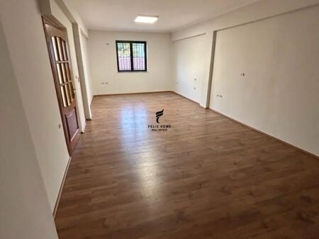 OFFICE FOR RENT 120 M2 NEW MARKET 100,000 LEKE FH-83620