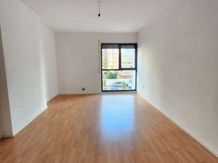 In Affitto - 3 Ambienti Lavoro 2wc & 1Balcone || 8° Piano || (Porcelan - Complesso ASL, Edificio 1), con vista fantastica || 105 m² Prezzo: 58.000 Leke/Mese