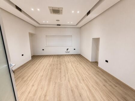 SHOP FOR RENT 180 M2 CENTER 320,000 LEKE FH-83685