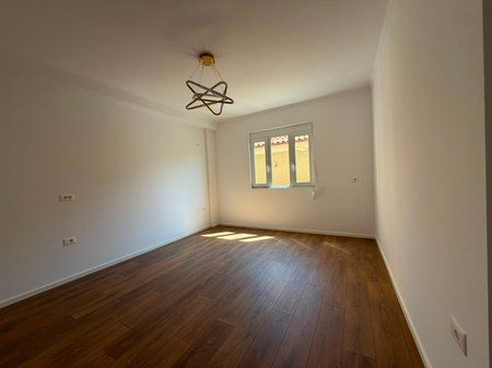 Shitet, Apartament 1+1, Rruga Dritan Hoxha, Tiranë.