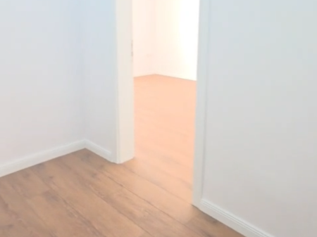 APPARTAMENTO 1+1 IN VENDITA – VIA THANAS ZIKO, VICINO ALLA SCUOLA ROSSA 🏡  ✨ Opportunità ideale per vivere o investire in una delle zone più richieste di Tirana!  📍 Posizione premium – Via Thanas Ziko, vicino alla Scuola Rossa !