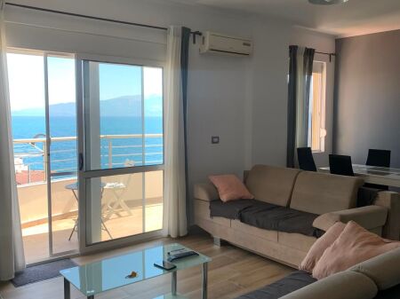 Shitet Apartament 2+1 me Pamje Ballore nga Deti në Sarandë