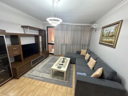 Ne zone e 21 Dhjetorit jepet me qera apartament 2+1+2,i mobiluar. 75,000Leke