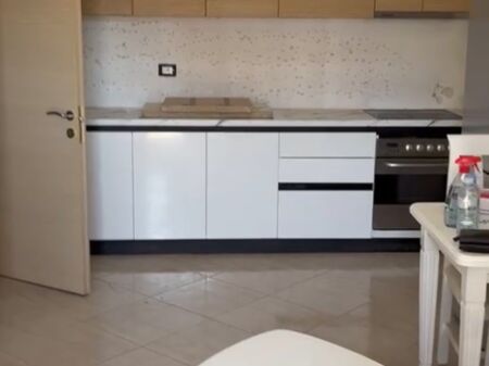 In affitto Appartamento 2+1, Viale Astir vicino a Optika Luani  450 mila lek vecchi