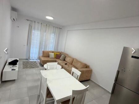 Appartamento 2+1 in affitto, di fronte all'Ospedale Americano 3 Complesso Golden Park 600 Mila lek