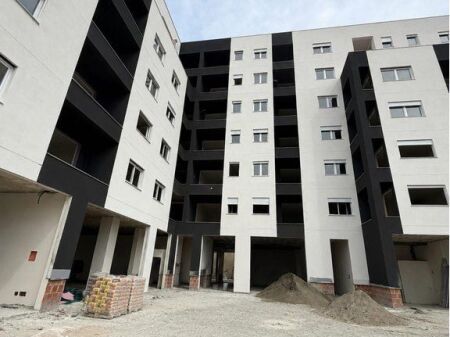 Shiten 6 poste parkimi te Platinium Residence,Paskuqan