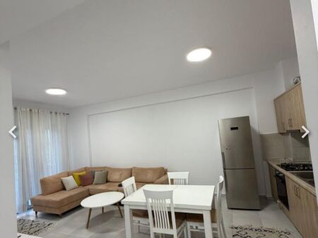 Jepet me qera Apartamenti 2+1 , perballe Spitalit Amerikan 3 Kompleksi Golden Park 600 mije leke te vjetra
