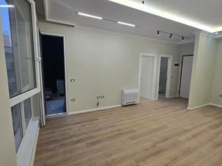 Zyre Me Qera 1+1 Tek Komuna e Parisit (ID BZ2809) Tirane