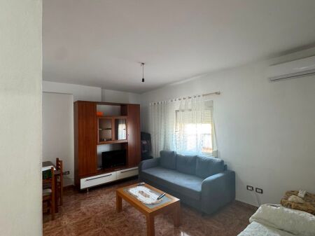 Ne zonen e Rr.se Dibrës,pas Konvikteve të Mjekësisë së Vajzave jepet me qera apartament 1+1,i mobiluar.45,000Leke    