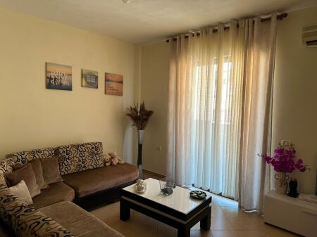 Apartament 2+1 per qira tek Pallatet Cabej