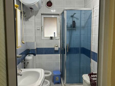 Ne zonen e Ali Demit jepet me qera apartament 1+1,i mobiluar 35,000Leke   