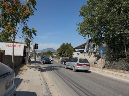 Locale Commerciale & Parcheggio & Appartamento 3+1 in Affitto a Mezez/ Lungo la strada