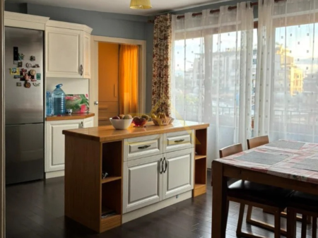 Apartament 3+1 me Qira – Sheshi Skënderbej, Tiranë