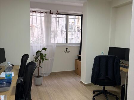UFFICIO IN AFFITTO 50 M2 PIAZZA WILLSON 55.000 LEKE FH-83906