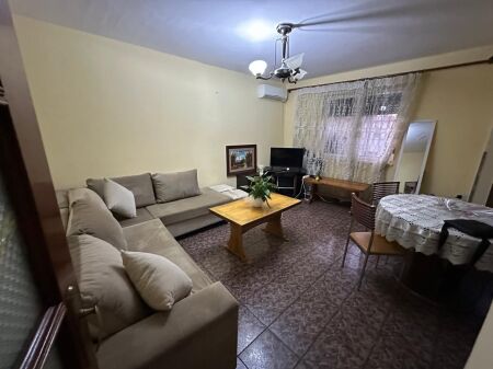 Ne zonen e Ali Demit jepet me qera apartament 1+1,i mobiluar 330Euro