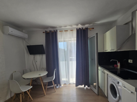 Qera | Garsoniere | Kryqezimi i 21 Dhjetorit | 440 €/muaj