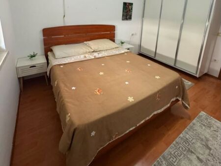 Jepet me qera apartament 1+1 pranë Qendrës Kristal