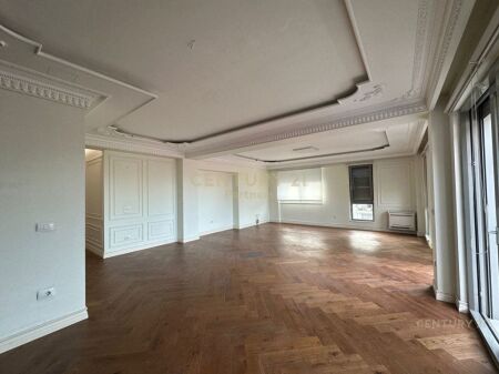 ZYRË PREMIUM ME QIRA NË BLLOK | 213 M² | PARKIM I PËRFSHIRË