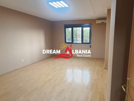 Business premises for rent on Kavaje Street near the Center (ID 42611534)
