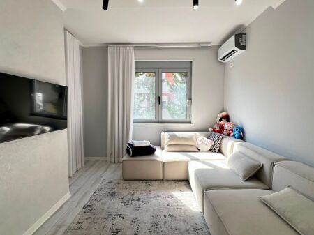 🏠 **FOR RENT: 1+1 Apartment with Terrace**  📍 Zoo Area 💰 60,000 ALL/Month 🏢 2nd Floor 📐 70 m²  ⚜️ **Recently Renovated – Located in a Quiet and Comfortable Area**