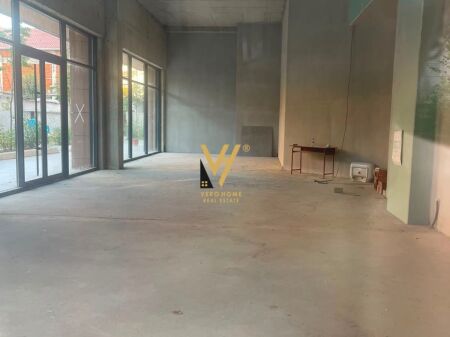 LOCALE COMMERCIALE DI 187 M2 IN AFFITTO A BRRYLI 2.100 EURO