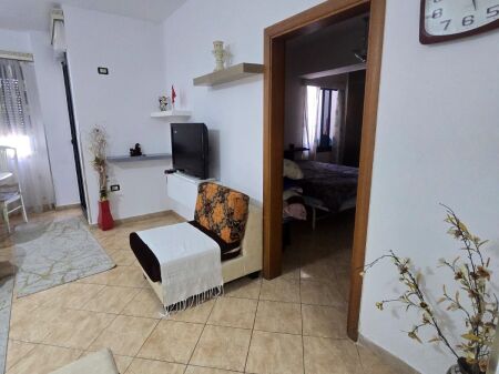 🏡 Apartament 1+1 me qira pranë Shkollës “Ismail Qemali”, Vlorë