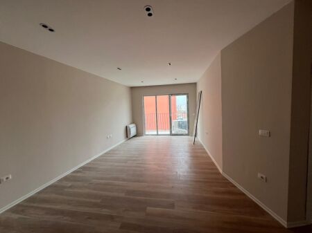 Shitet-Apartament-2+1+2-prane-Shkolles-se-Kuqe