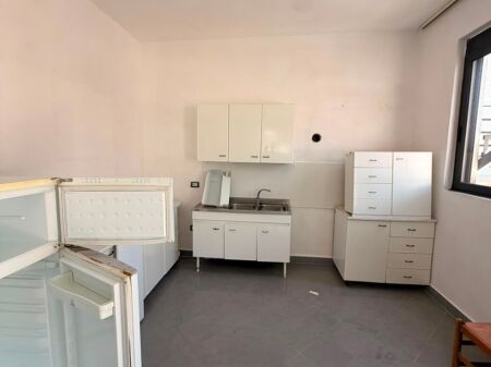 Jepet me qira apartament 2+1, i pozicionuar në katin e dytë të një shtëpie private