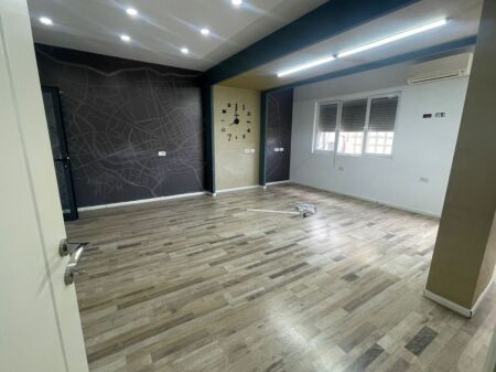 Ufficio in Affitto 2+1 Vicino a Piazza Willson (ID BZ2656) Tirana