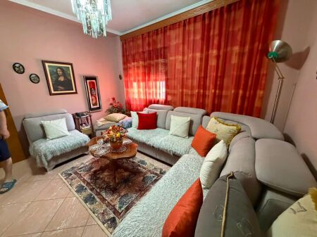  Jepet me qira apartament 2+1+2   Rruga e Kavajës, Rr. Islam Alla Çmimi: 80.000 lekë/muaj