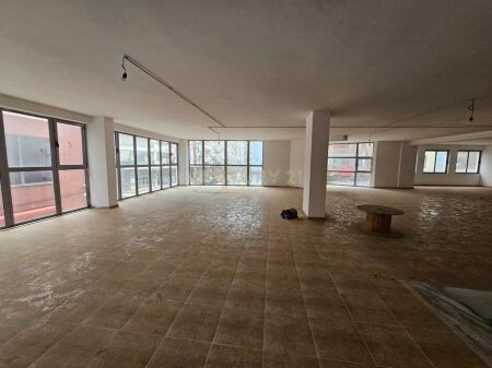 Opportunity! Commercial Space for Sale 818m2 at 1300 euro/m2, Yzberish! 3 parking spaces included in the price!