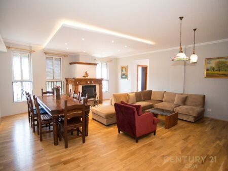 NË SHITJE DUPLEX EKSKLUZIV ME TARRACË PRIVATE, PIAZZA – NË QENDËR TË TIRANËS    610,000 €