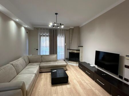 Shitet Apartament 2+1+2