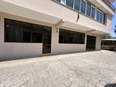 Locale commerciale di 220 m² in affitto a Berzhitë – Accesso diretto dall'autostrada e TEG